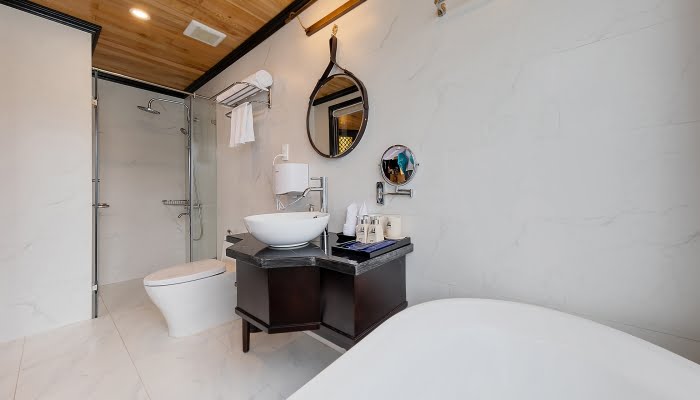 Halong Serenity Cruises Bathroom