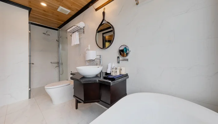 Halong Serenity Cruises Bathroom