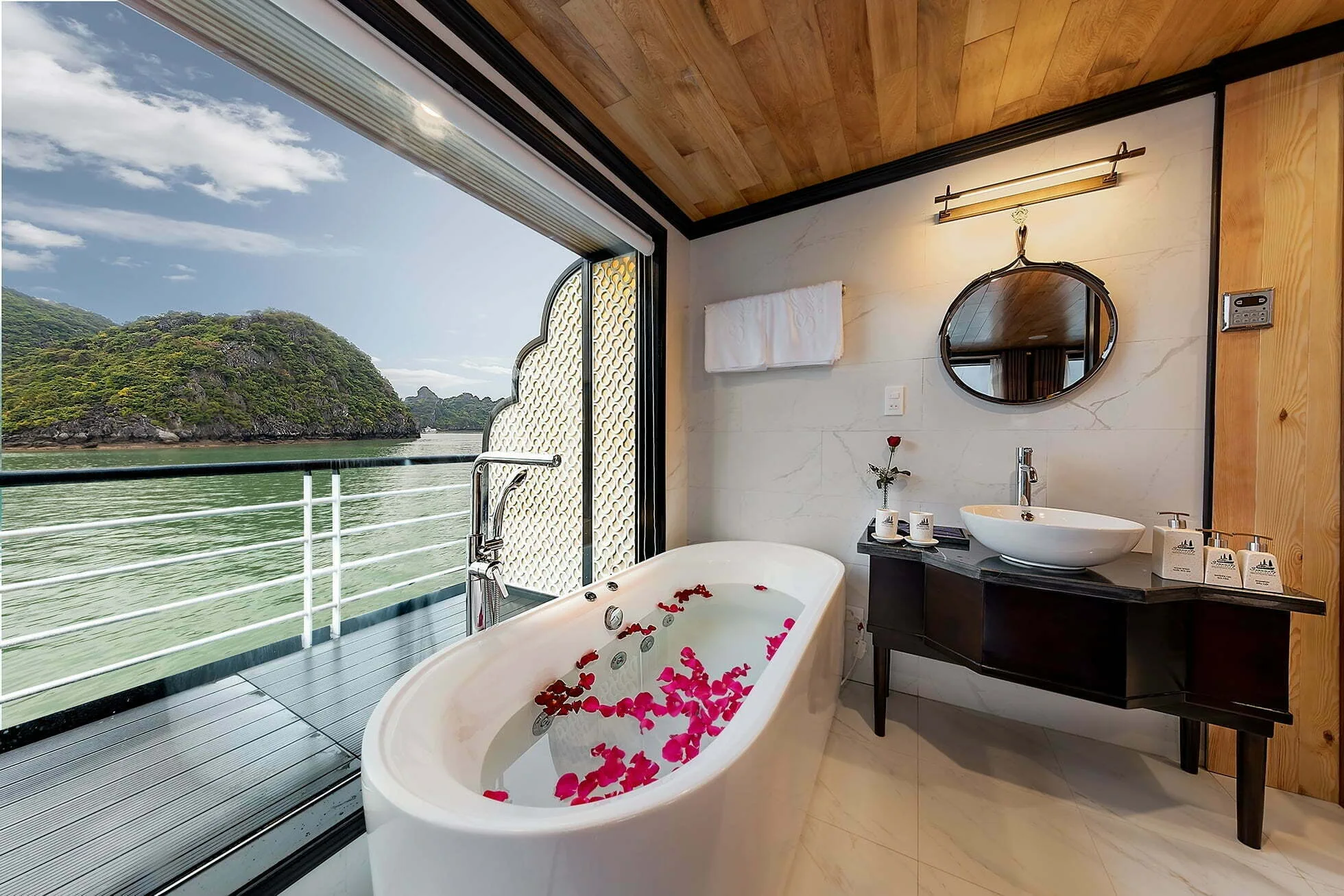 Terrace Moon Suite Bathroom