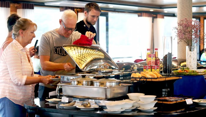 Buffet lunch trên du thuyền