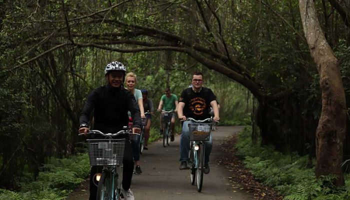 cycling in Viet Hai village cycling in Viet Hai village